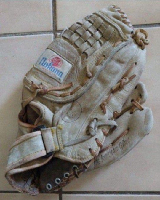 Nokona Baseball Glove 
