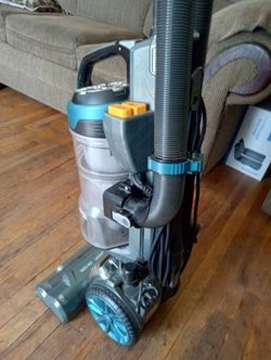 EUREKA Bagless vacuum multi-floor