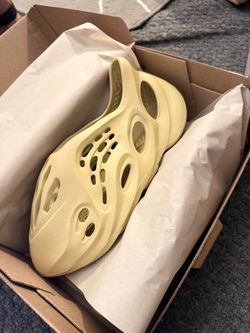 Yeezy Foam Runners “Dessert Sand” Size 9