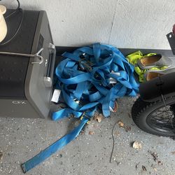 Straps to hold cargo