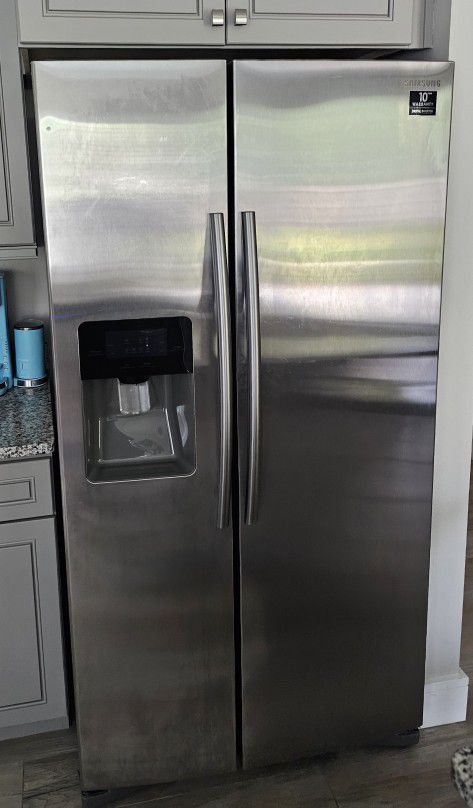 Samsung 27.4-cu ft Side-by-Side Refrigerator with Ice Maker (Fingerprint Resistant Stainless Steel)

