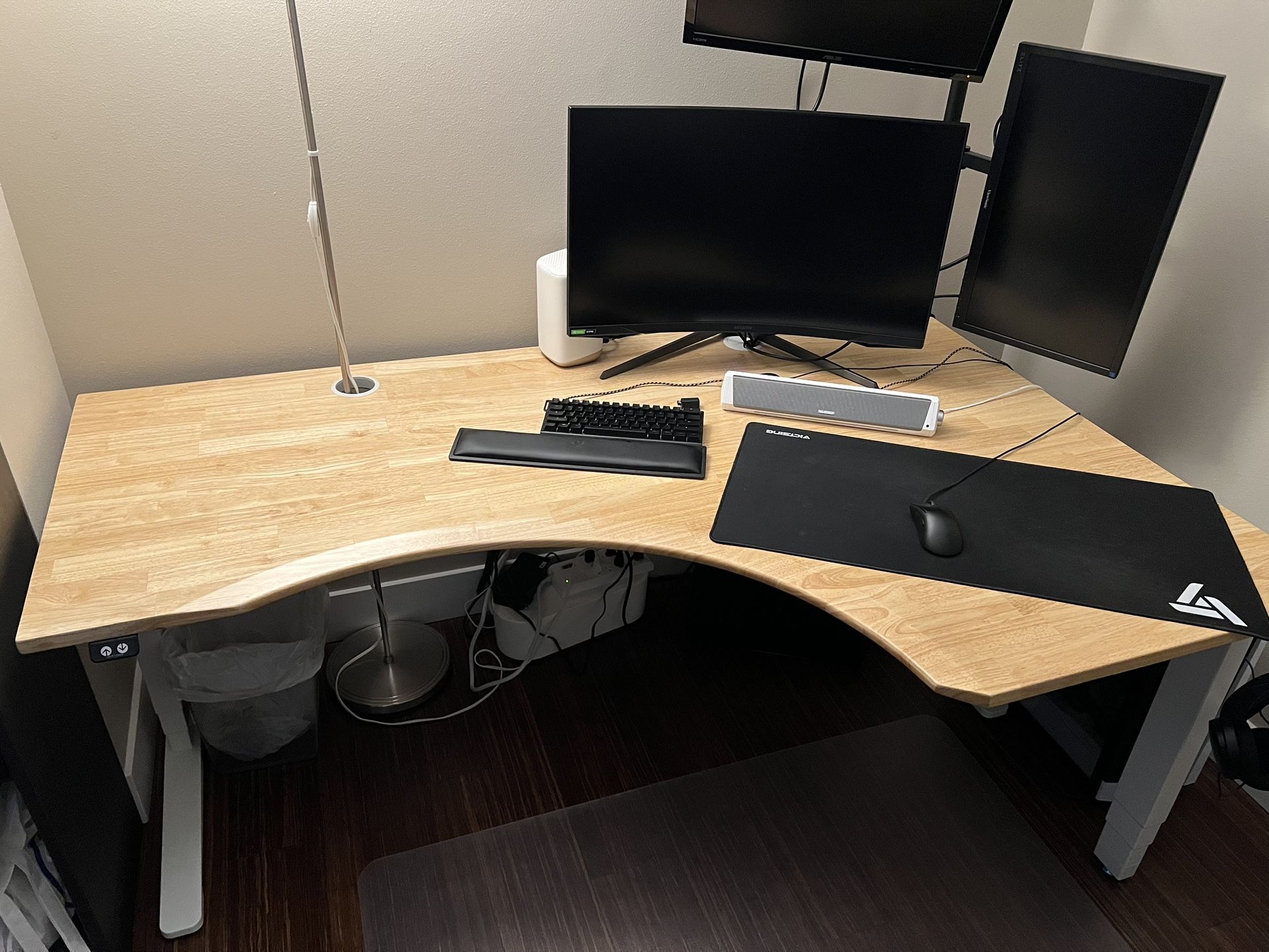UPLIFT Desk - Curved Corner UPLIFT Standing Desk (V2 & V2-Commercial) - Return on Right Side