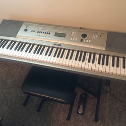 Yamaha YPG-235 piano
