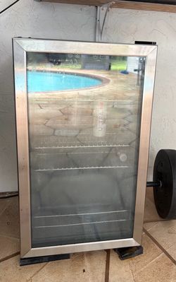 Insignia Beverage Cooler / Mini Fridge