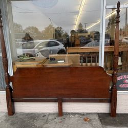 👑 King Size Solid Wood Four-Poster Bed Frame – Hand-Carved Elegance