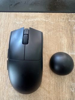 Razer Viper V4 Pro Black Wireless Gaming Mouse + Charging Puck | Excellent, No Cable