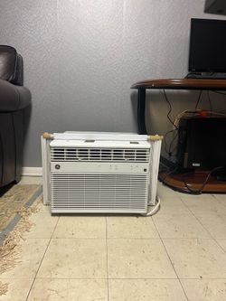 GE. 10000 BTU WINDOW AIRCONDITION