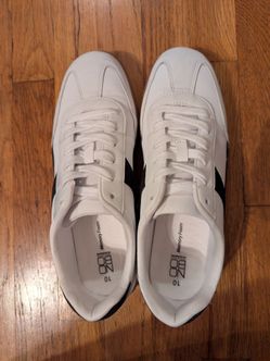 Womens No Boundaries Sneakers Size 10
