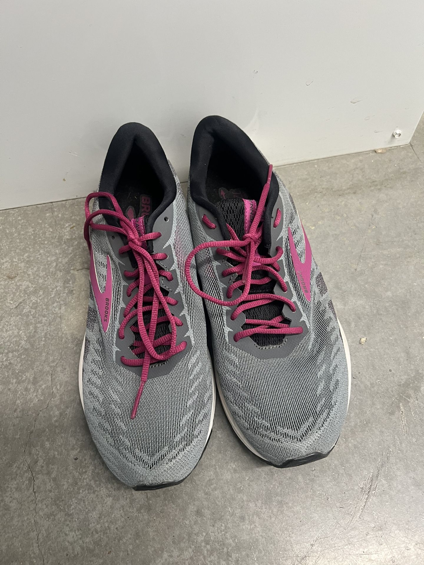 Brooks Ravenna 10 1202861B006 Womens Running Training Shoes Gray Berry Size 10.5B