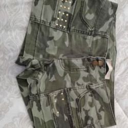 New Size 9 Camouflage Shorts. Great Price. Cash& Pickup Only