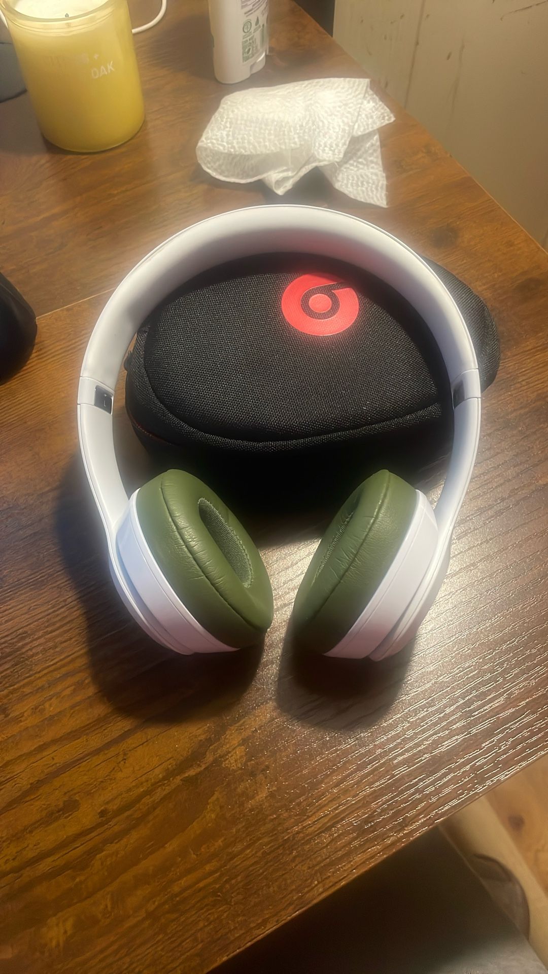 Beats Solo3 Gloss White With Green Ear cuff
