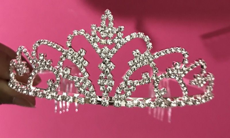Beautiful tiara crown hair Assessory with combs!