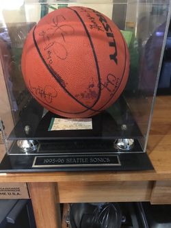 Seattle Sonics 1995-96 signed team ball