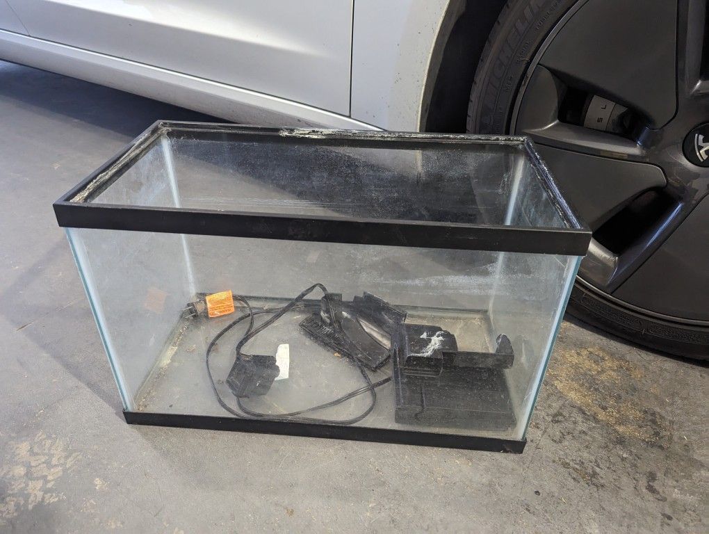 20" X 10" X 13" High Used Fish Aquarium for Sale in Las Vegas, NV