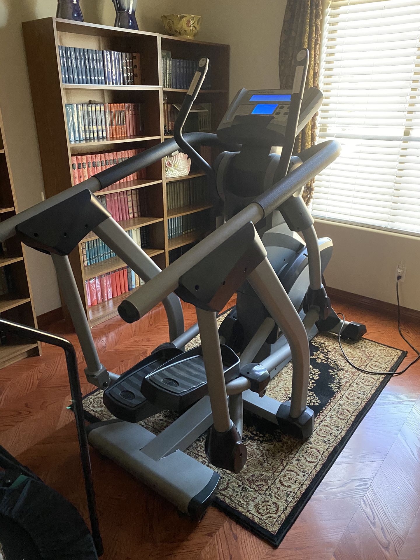 Nautilus EV 718 Pro Series Elliptical Gym Trainer