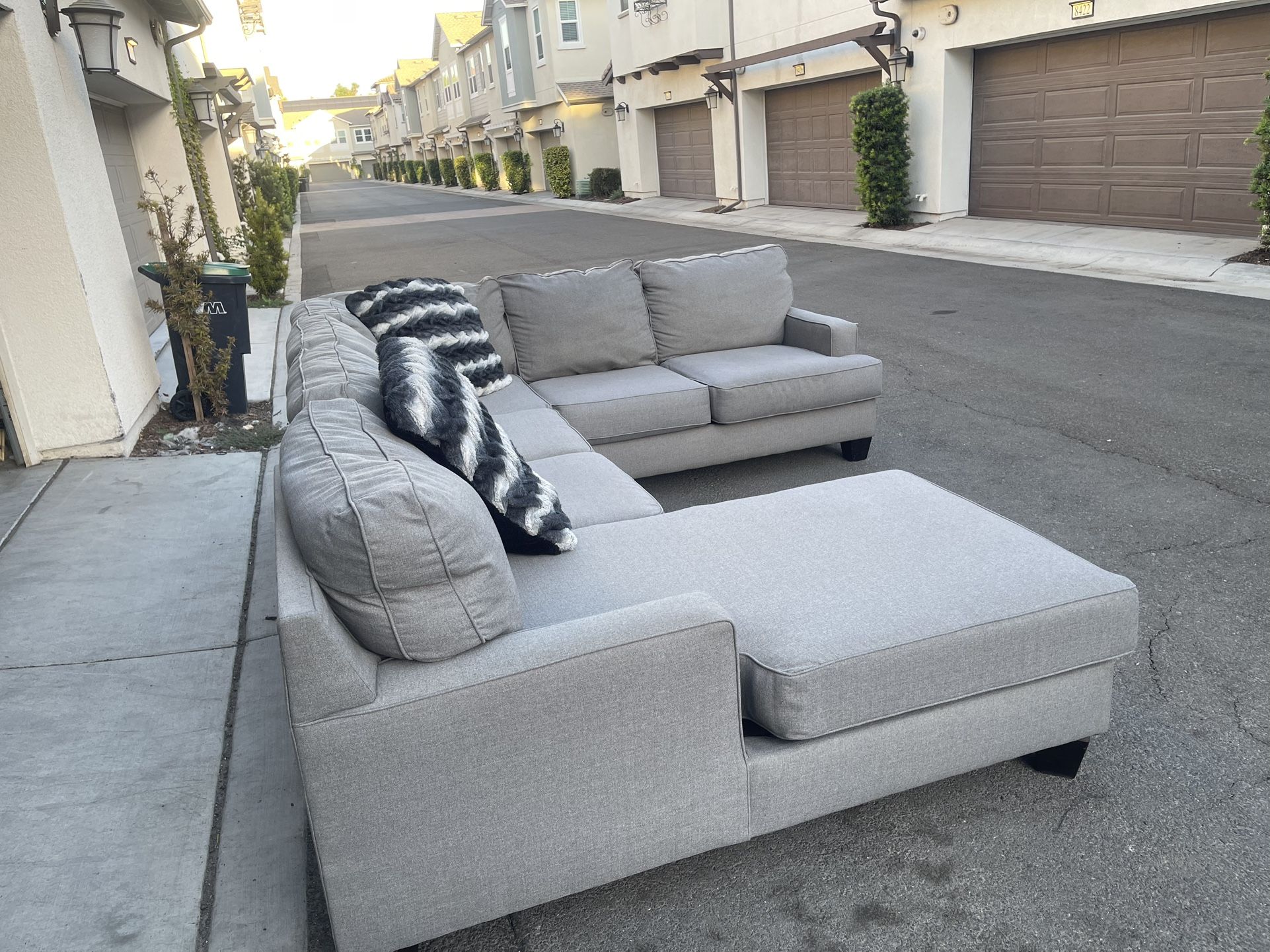Huge Light Grey Sectional Couch From Mor Furniture In Excellent Condition - FREE DELIVERY 🚛