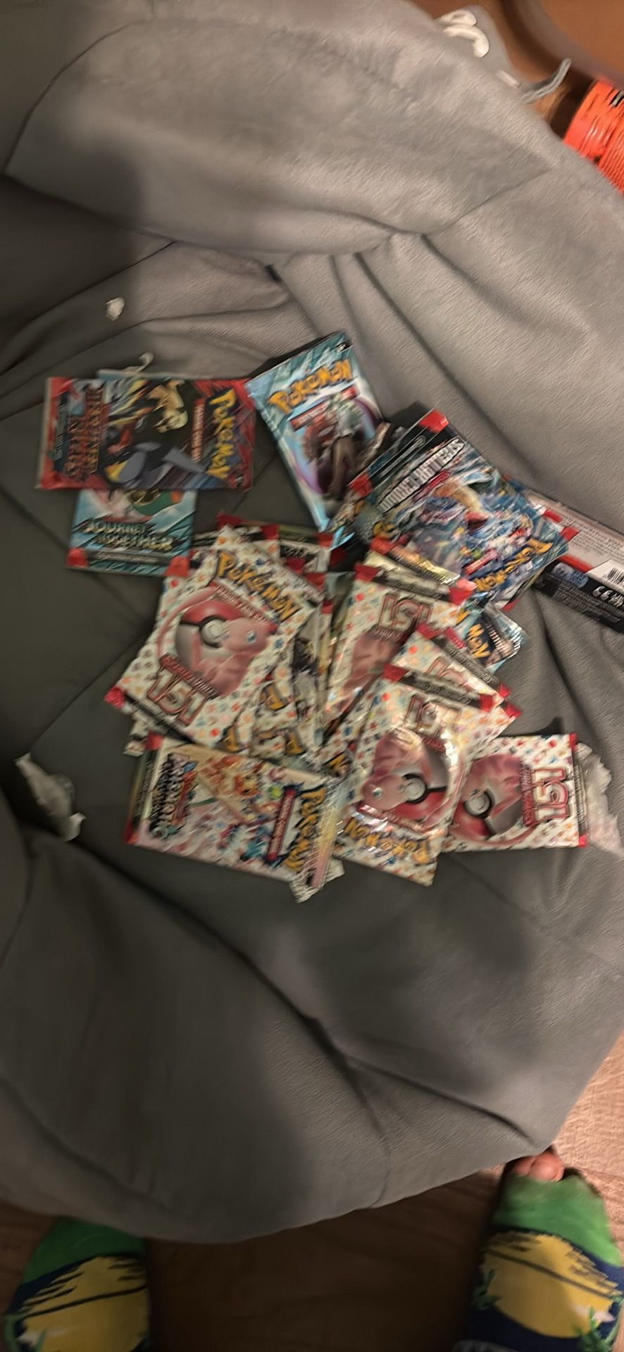 Bunch Of Pokémon Packs If You Buy 10 Free Mint, Good Pool Card Will Come With It