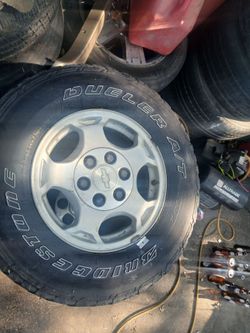 245/75R16 para chevy 6 lugs en $100 el set
