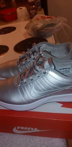 Woman Nike Shoes Size 7.5