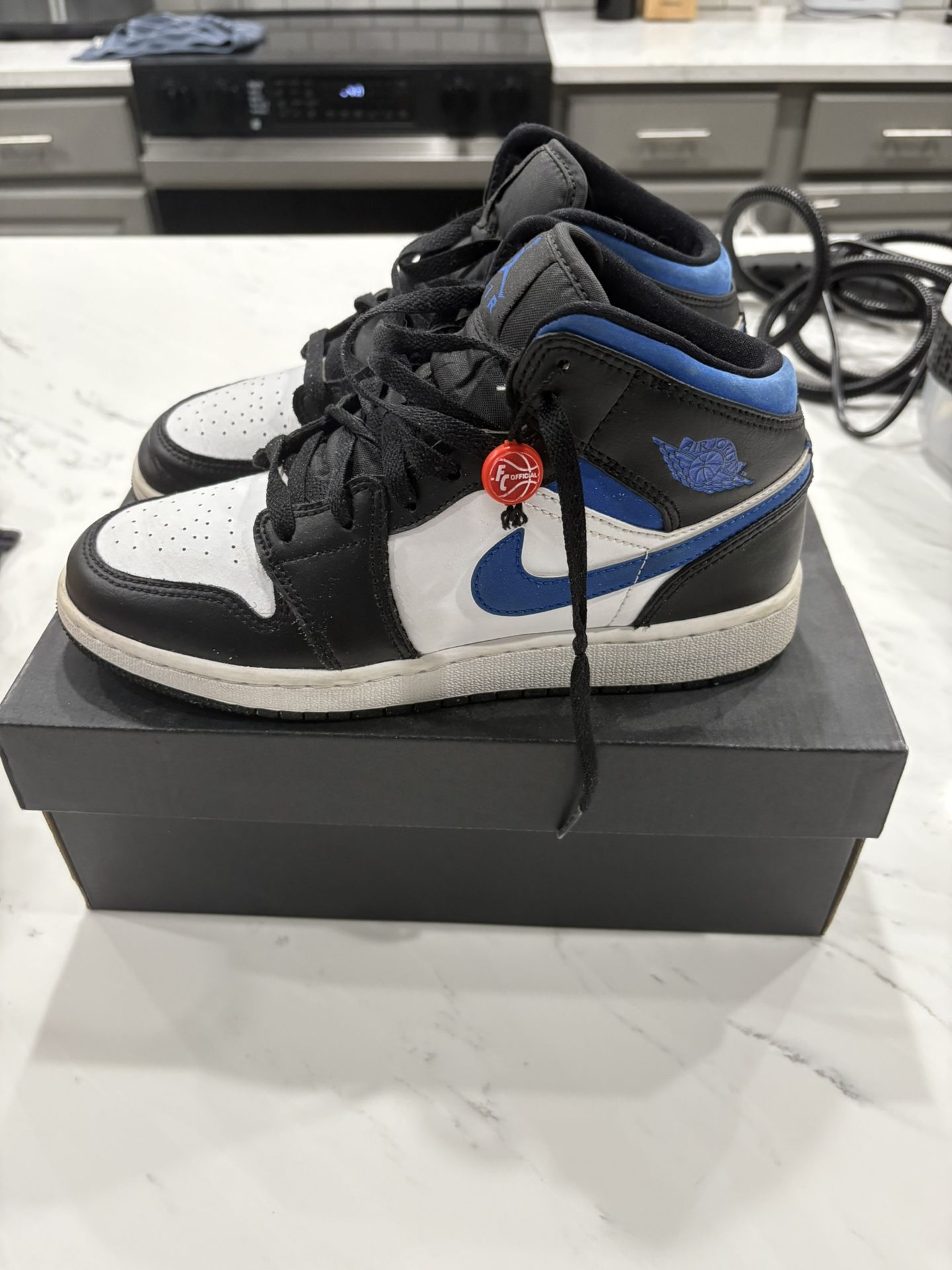 Jordan 1 Mid Tips Hardly Worn With box 6y