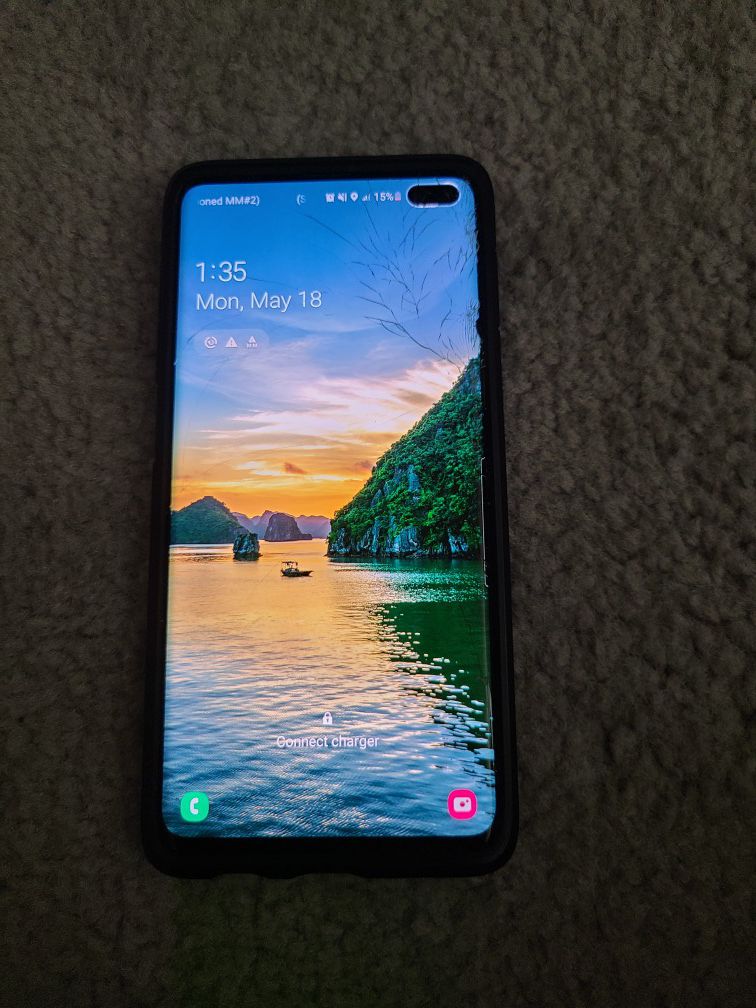 Samsung galaxy s10 plus with cracked screen
