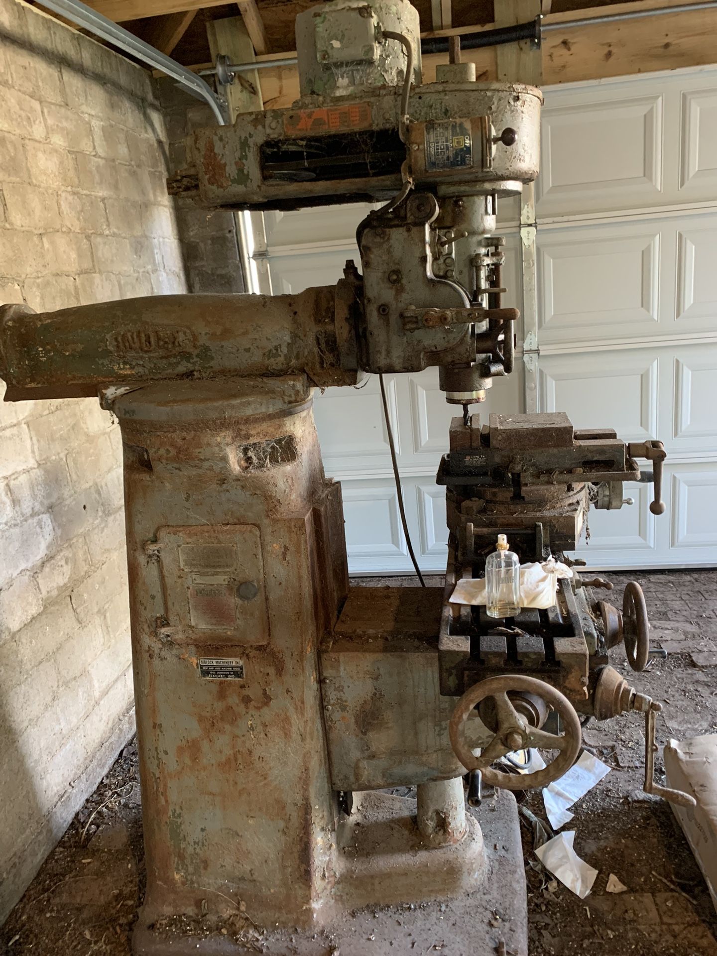 VERTICAL MILLING MACHINE