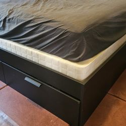 Queen bed and platform bedframe 