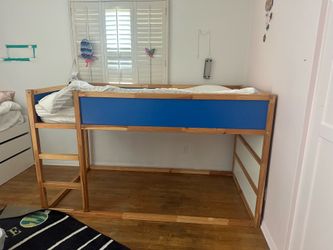 Twin bunk bed