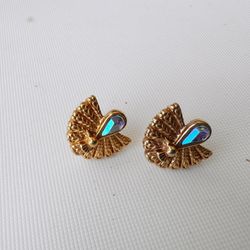 vintage rhinestone gold tone peacock stud earrings 1/2 inch