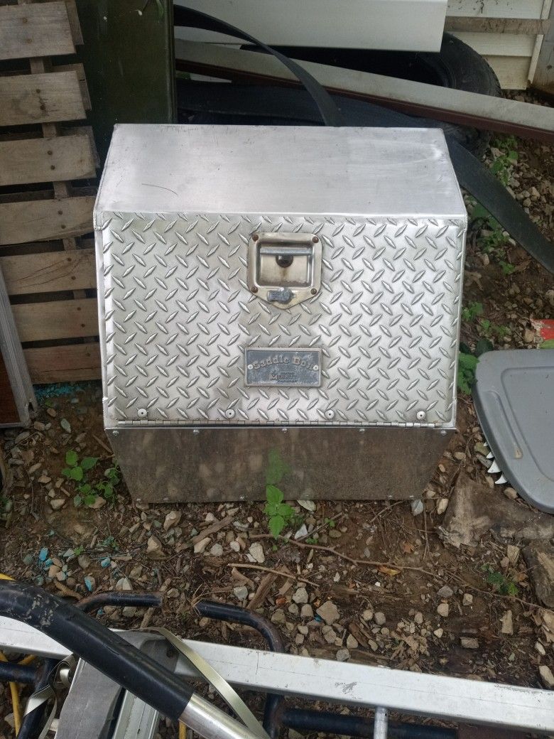 Genuine Merritt Saddle Box