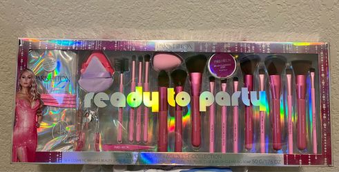 Paris Hilton 23-Piece Makeup Brush & Beauty Collection – New