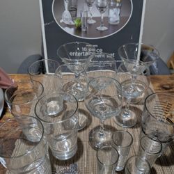 16 pc Silver Noel Entertainment Set