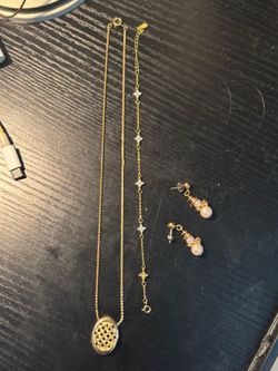 Women’s Gold Plated Jewelry Set (Necklace, Bracelet, Earrings, Ring & Pouch for it all!!)