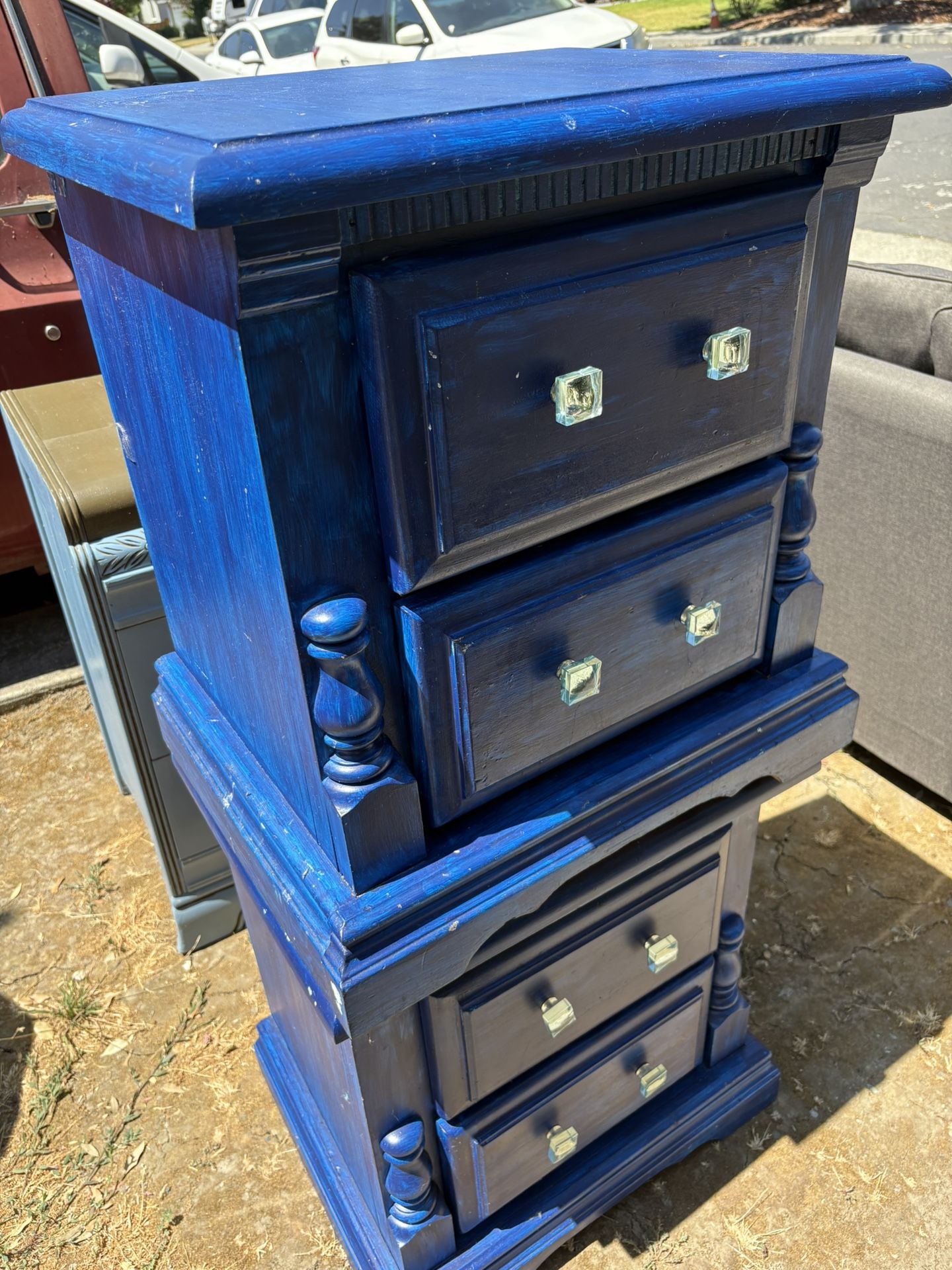 2 Nightstands