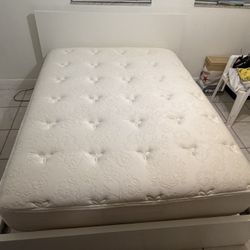 Cama Queen Blanca con colchon en buen estado