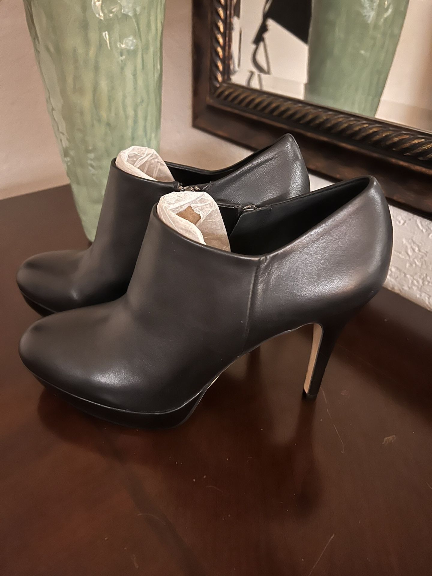 Black Leather Vince Camino Size 9 Booties Boots