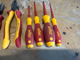 WIHA TOOLS 7 Piece Insulated Industrial Pliers and Screwdriver Set. (barely Used)