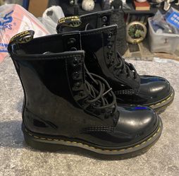 Womens,  Dr Martens Glossy Black Lace Up, Mid Combat Boots Size 6 , Nice & New !