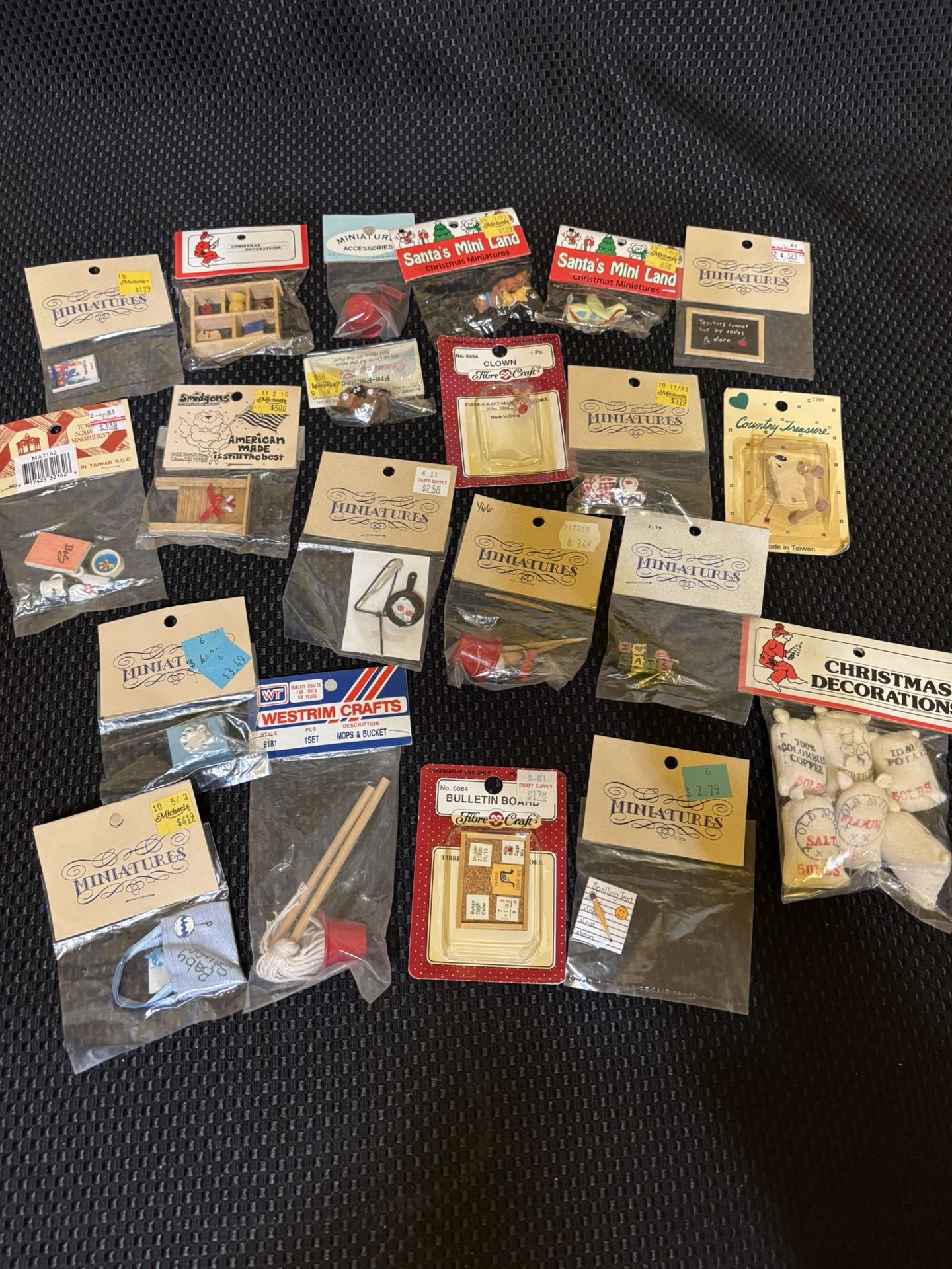 Dollhouse Miniatures Lot 1 