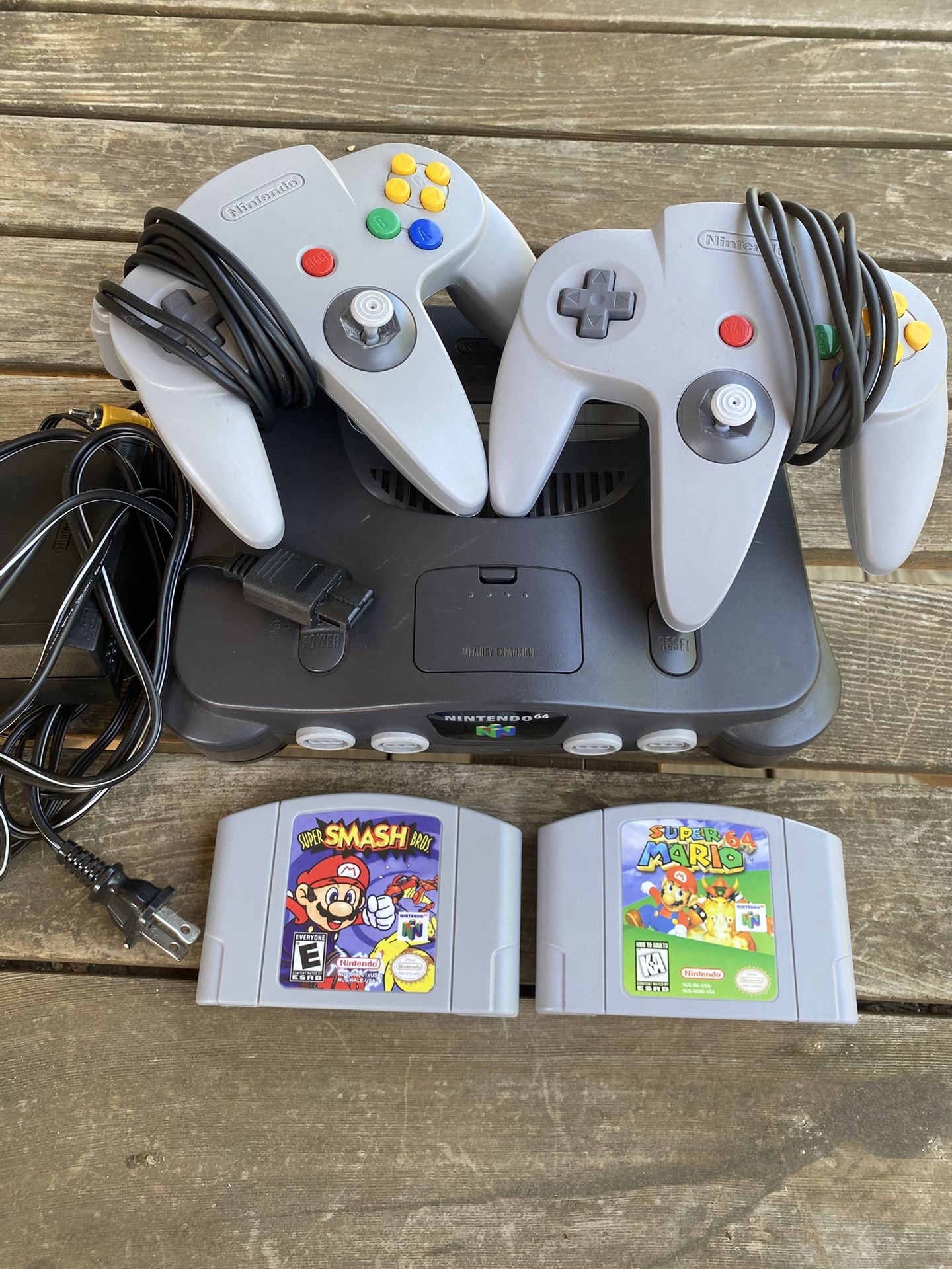 Nintendo 64  + 2 Games 2 Controllers 