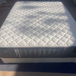 DISPLAY MODEL STEARNS AND FOSTER QUEEN MATTRESS ONLY ULTRA FIRM