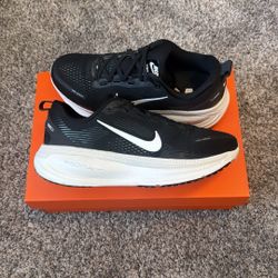 Nike Vomero Running Size 8 Men / Size 9.5 Women