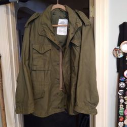 ARMY. FEILD JACKET. MENS SIZE. LARGE  REG ZIP UP 4 POCKETS  NO HOLES OR TEARS 