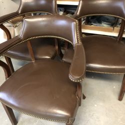 Leather Chair With Buttons In Great Condition Classic