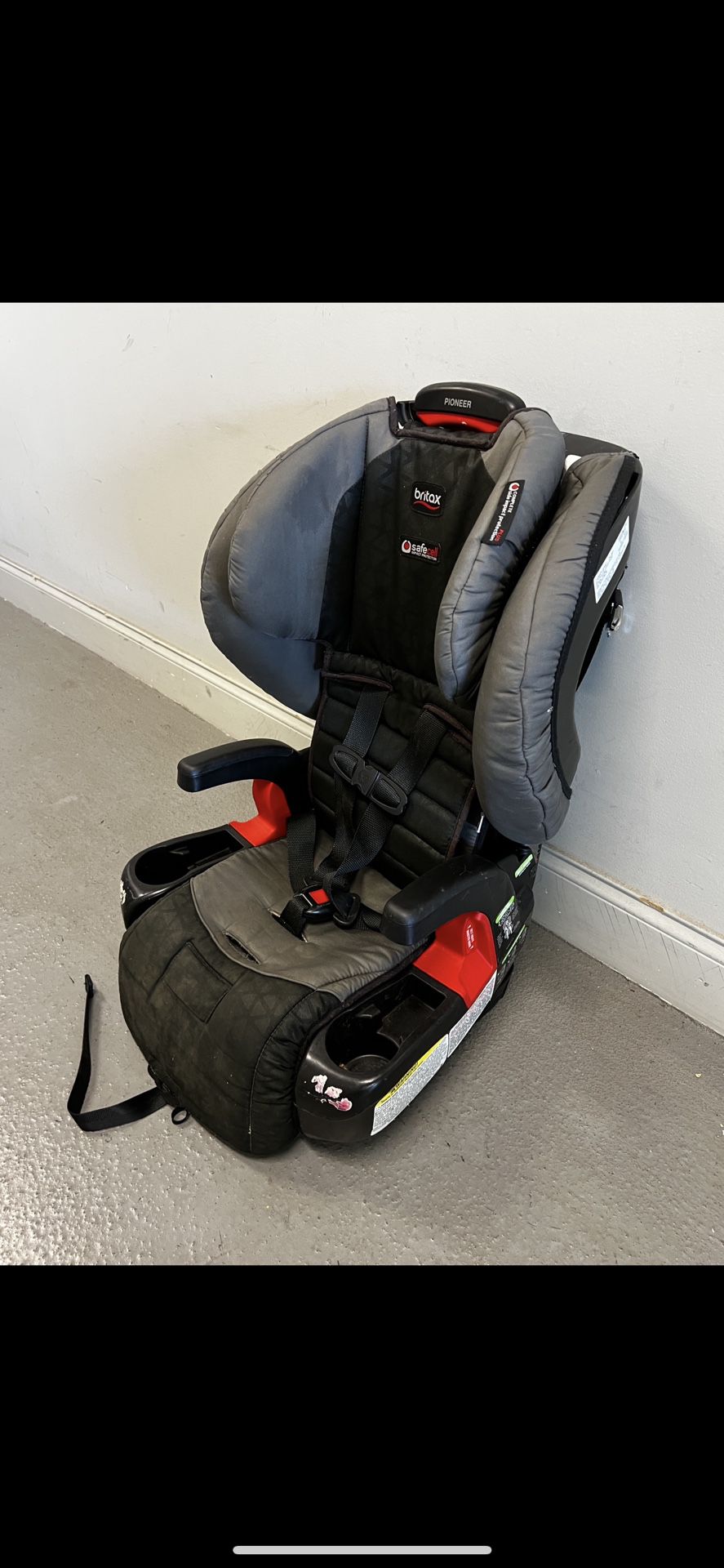 BRITAX Pioneer Harness-2-Booster Car Seat EXPIRES IN 2025 (Good condition) PICK UP IN CORNELIUS