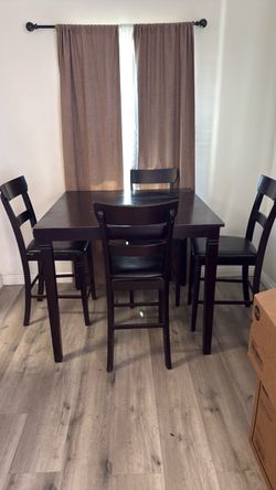Tall dinning table $20