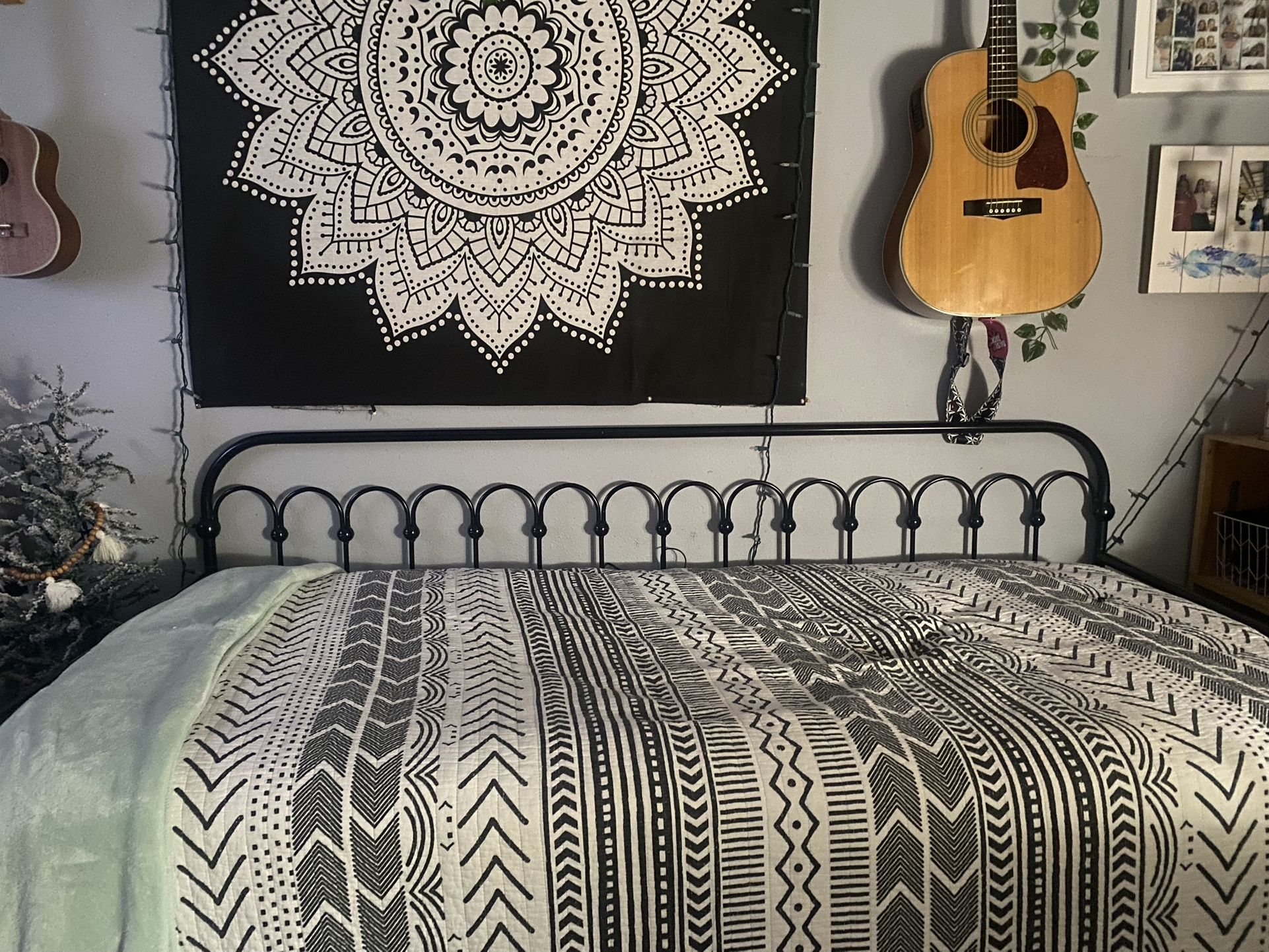 Twin daybed W/trundle & Mattresses