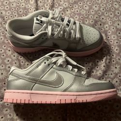 silver and pink nike dunks 