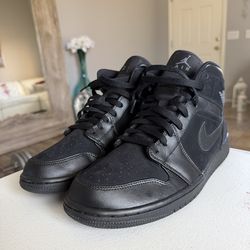 Jordan 1 mid triple black size 11