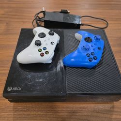 Xbox One With Controllers 
